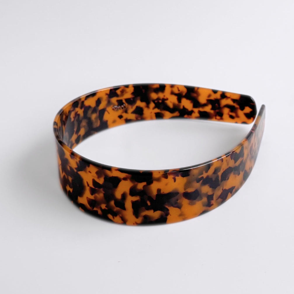 Tortoiseshell-patterned headband on a white background