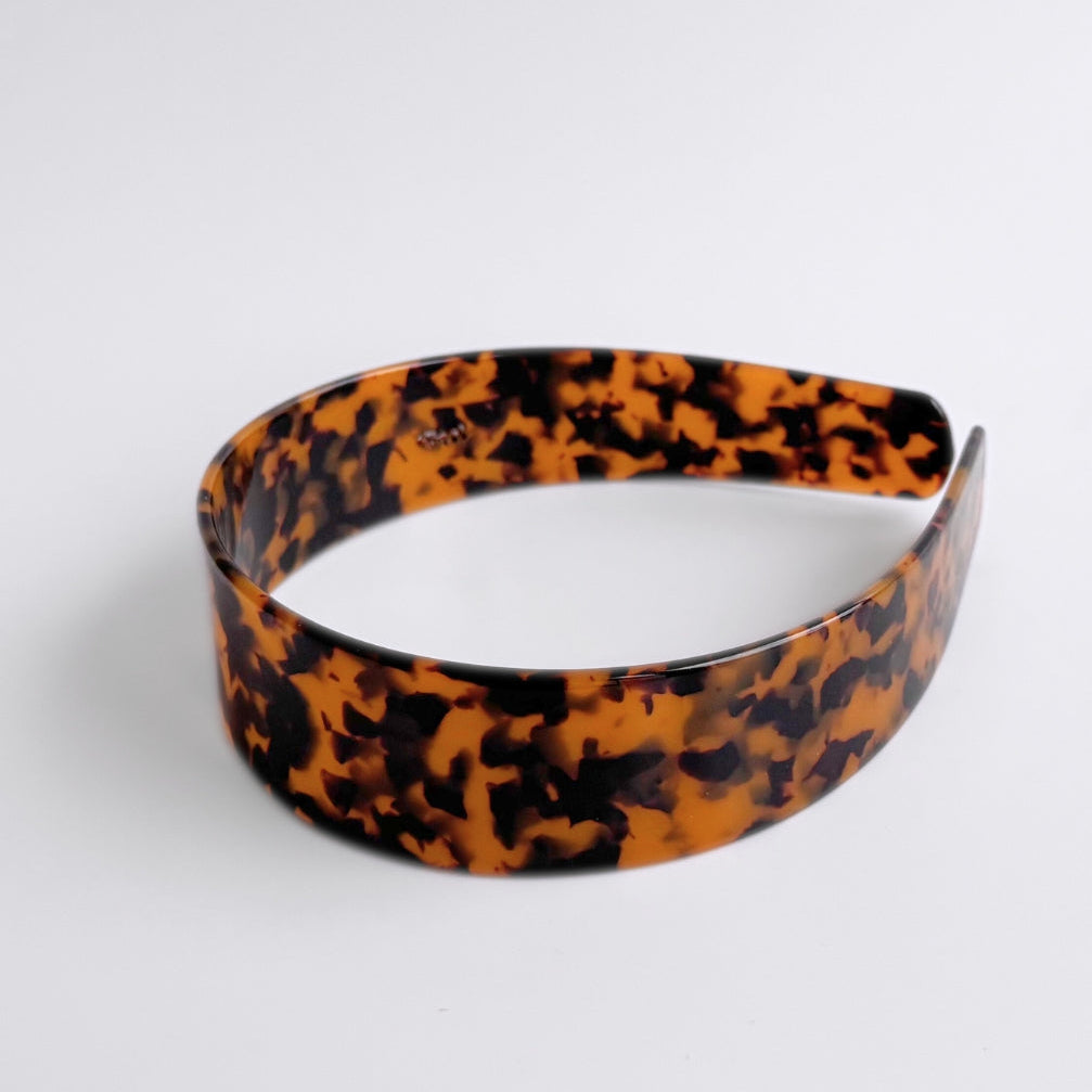 Tortoiseshell-patterned headband on a white background